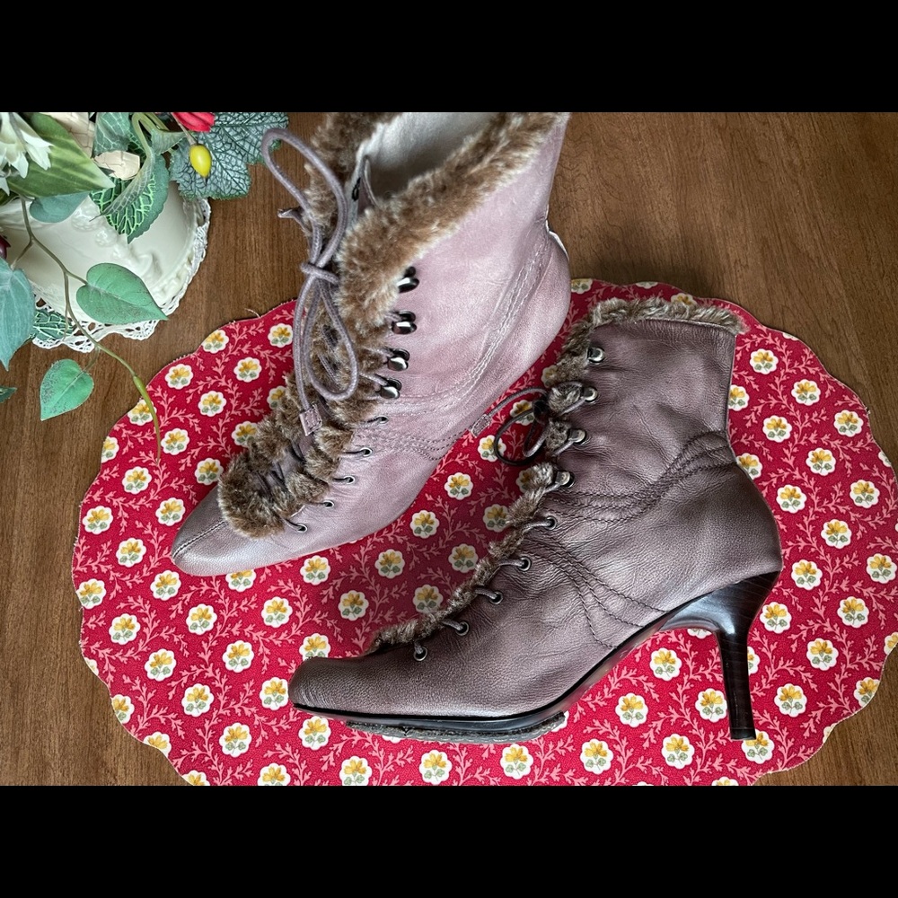 XOXO Leather Booties with Faux Fur Trim, 3” heel. Super Cute & Original. Size 6 - Picture 5 of 16